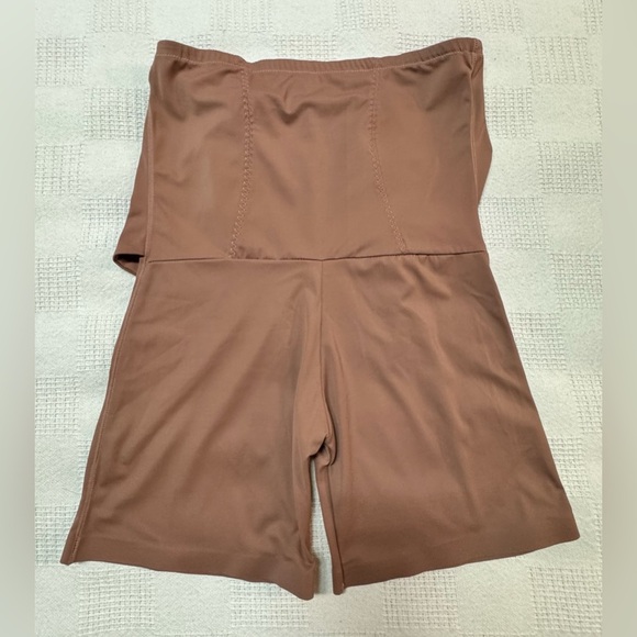 Daisy Fuentes High-Waisted Tan Women's Shorts - Picture 4 of 7